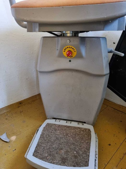 Winda schodowa dla osób straszych lub z niepełnosprawnościami, krzesło