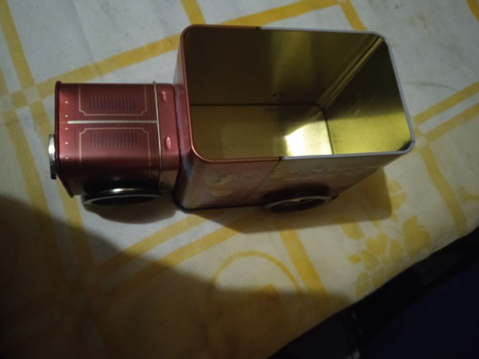 Lata musical em forma de carro antigo de coleção
