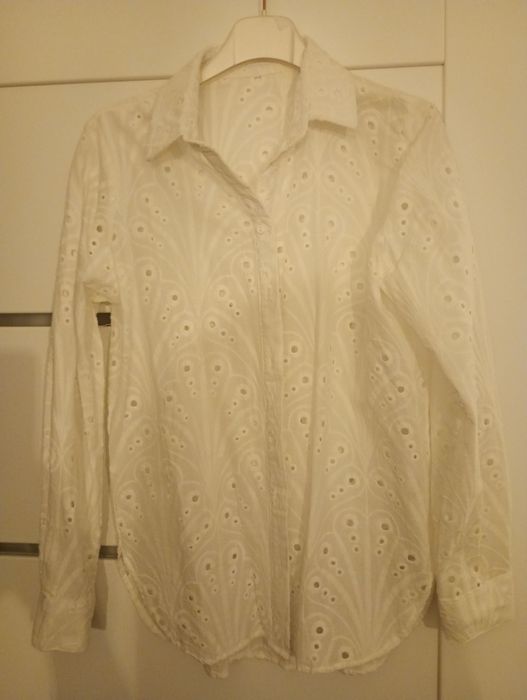 Piękna biała koszula damska