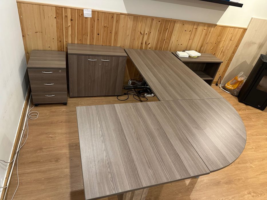 Conjunto de escritório - Secretaria, mesa e cadeiras, armarios