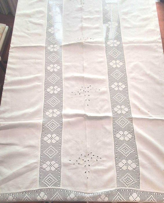 Toalha de Mesa Antiga em Linho Bordada à Mão – 200 x 200 cm