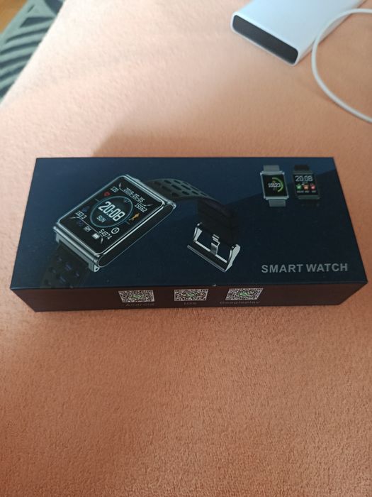 Два фітнес-браслети Xiaomi Smart Band 8 та китайський. 


Це фітнес-бр
