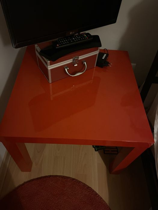 4 cadeiras pretas, mesa de apoio, mesa de jantar, tapetes e cortinados