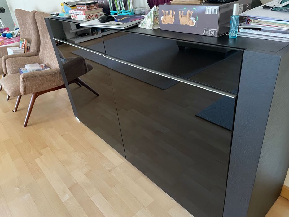 Aparador vengue com detalhes em inox escovado