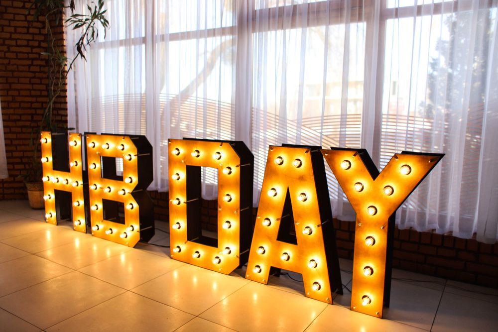 Оренда аренда прокат фотозона LOVE та HBDAY з лампочками