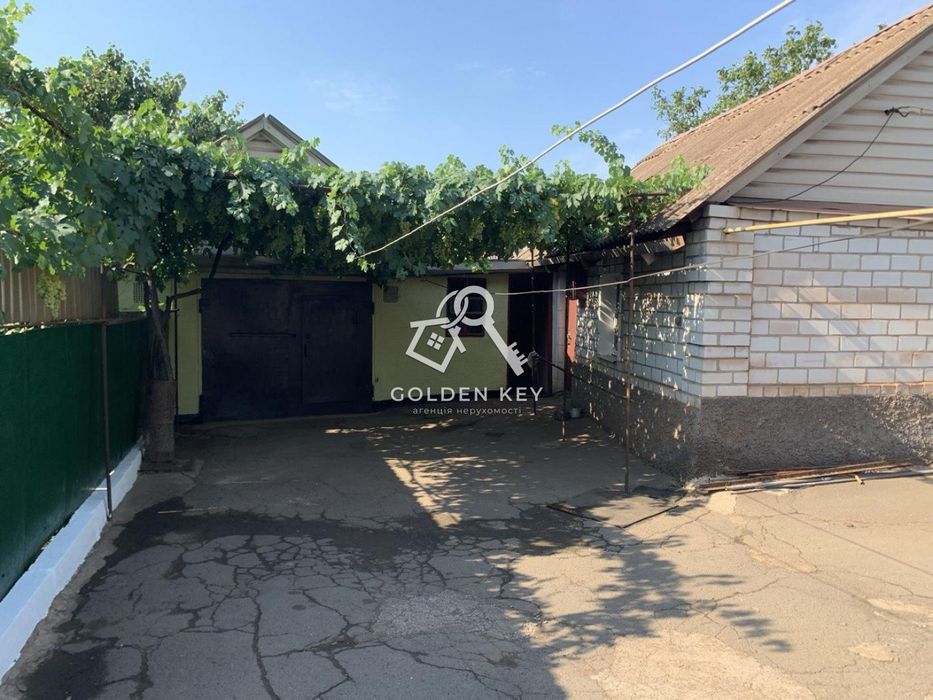 Продаж будинку із великою ділянкою