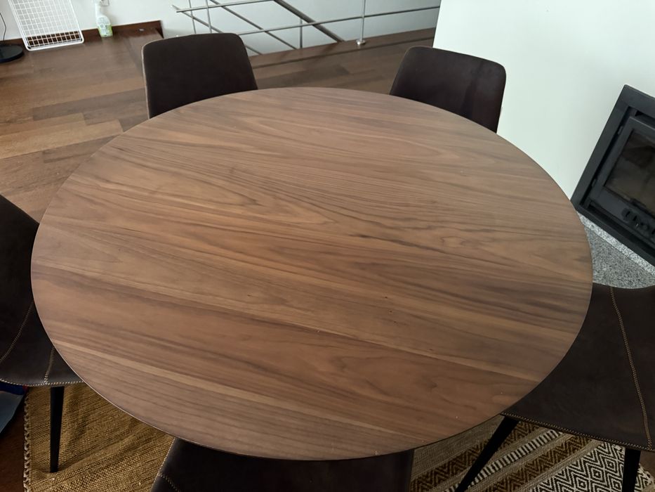 Mesa redonda em madeira maciça 120cm de diâmetro
