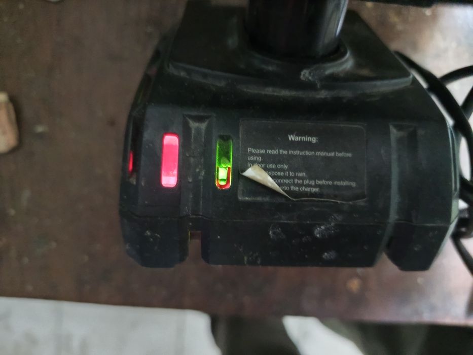 Аккумулятор и зарядное устройство дрель- шуруповерта .