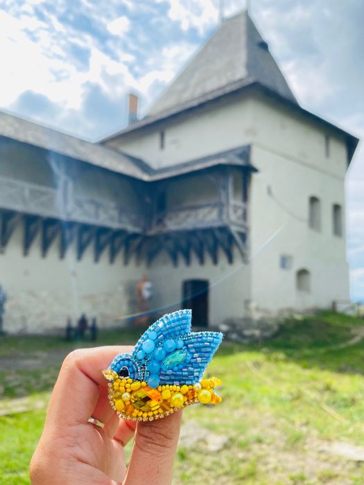 Патріотична брошка пташка голуб/брошка з бісеру блакитно-жовта/брошь