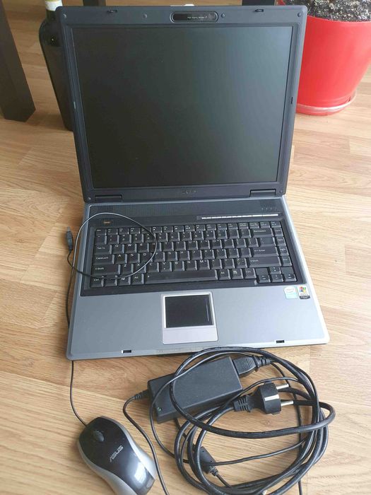 laptop ASUS F2HF z myszką i zasilaczem