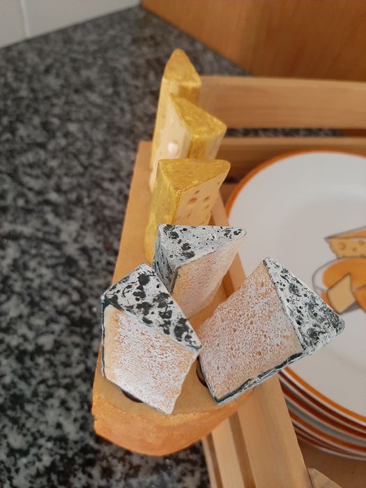 Caixa com pratos de queijo