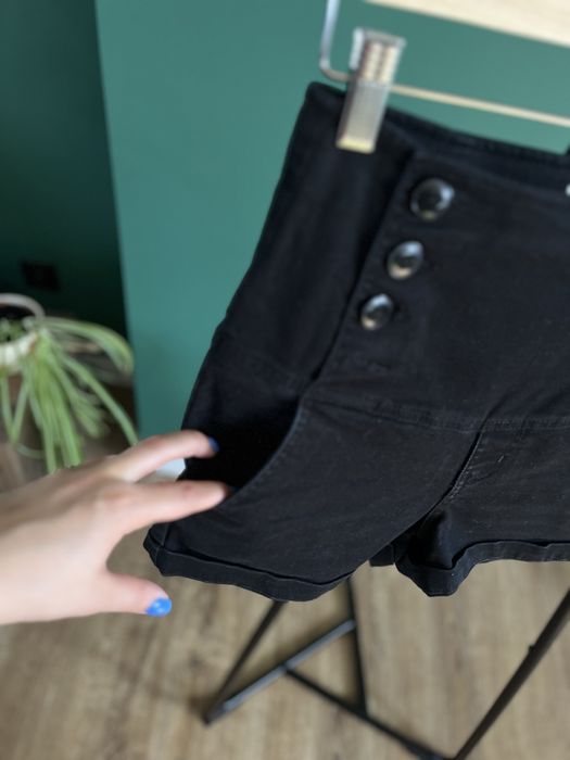 Krótkie spodenki czarne obcisłe shorts black czarne button