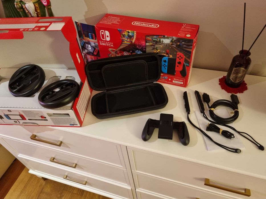 Nintendo Switch konsola / duży zestaw MarioKart DeLuxe