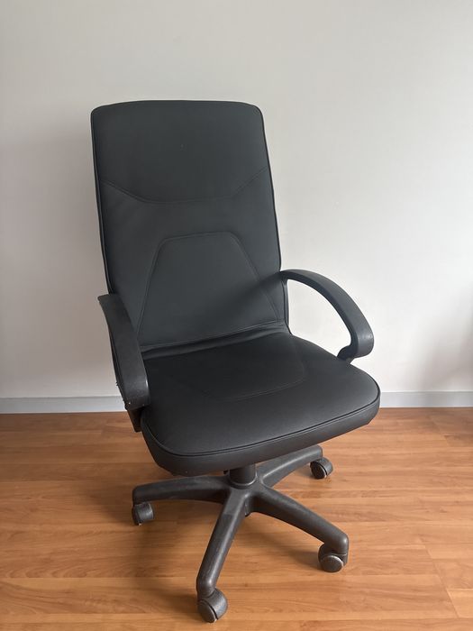 Cadeira de escritoria.(regulavel/Altura)