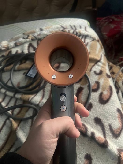 Фен Dyson в серо-золотом цвете