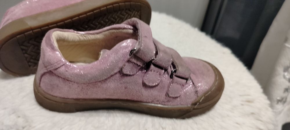 Różowe brokatowe półbuty dziecięce Lasocki Kids.