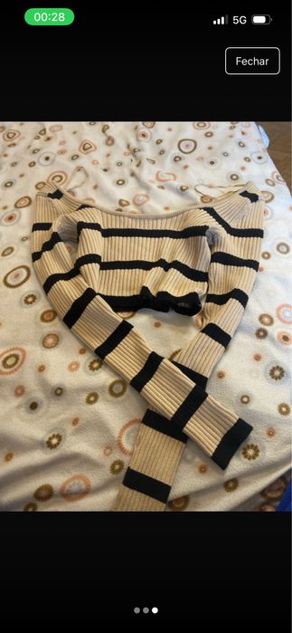 Blusa cropped , conprida com decote