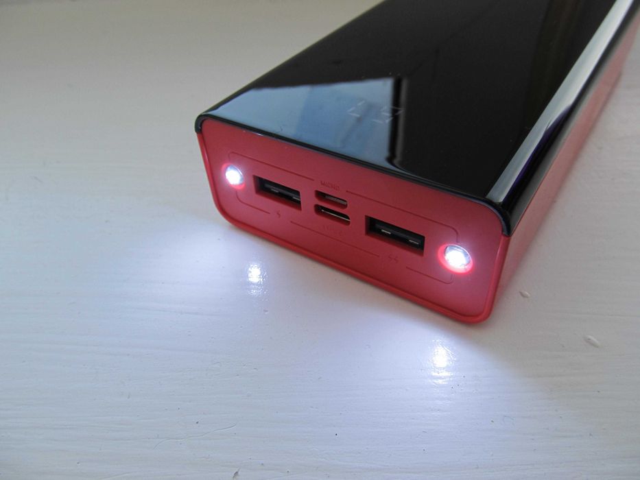 Внешний аккумулятор Power bank с кабелями для зарядки 10000мАч