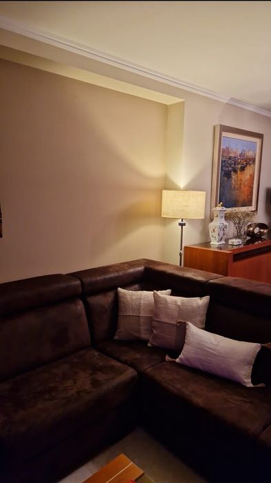 Sofá de canto com chaise longue e 2 assentos reclináveis elétricos