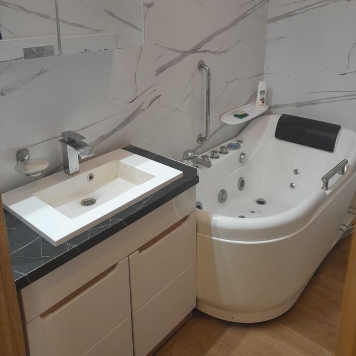 Wanna z hydromasażem 140x80