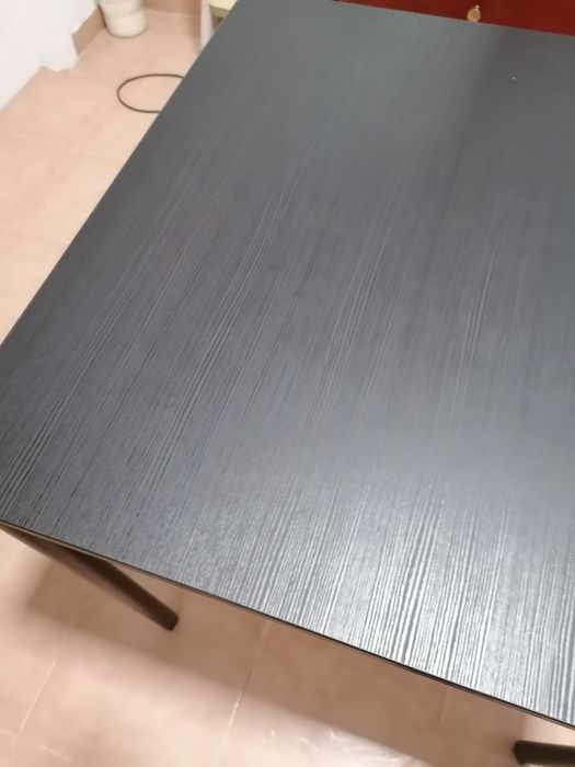 Mesa de madeira de cor preta Ikea