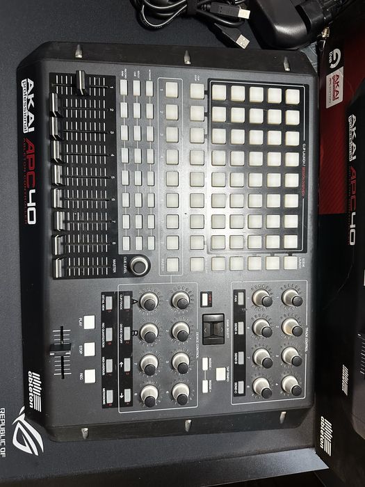 Akai APC 40 kontroler MIDI VJ Ableton Metal