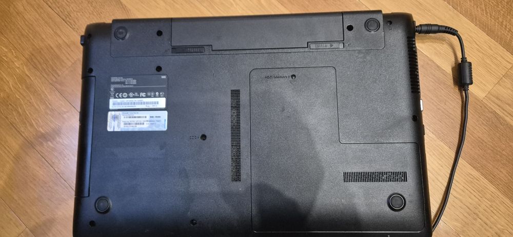 Samsung NP300E7A 17,3" i3 / 8GB / 128GB / Win10 + zasilacz