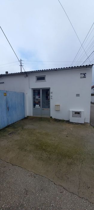 Vende se prédio urbano