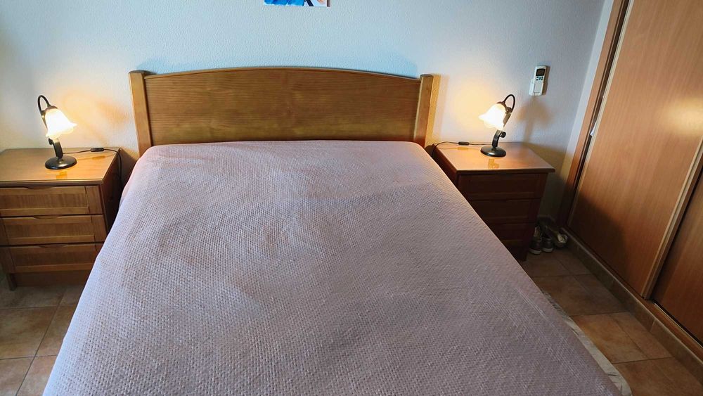 Quarto completo (cama + 2 mesas cabeceira + cómoda + espelho)