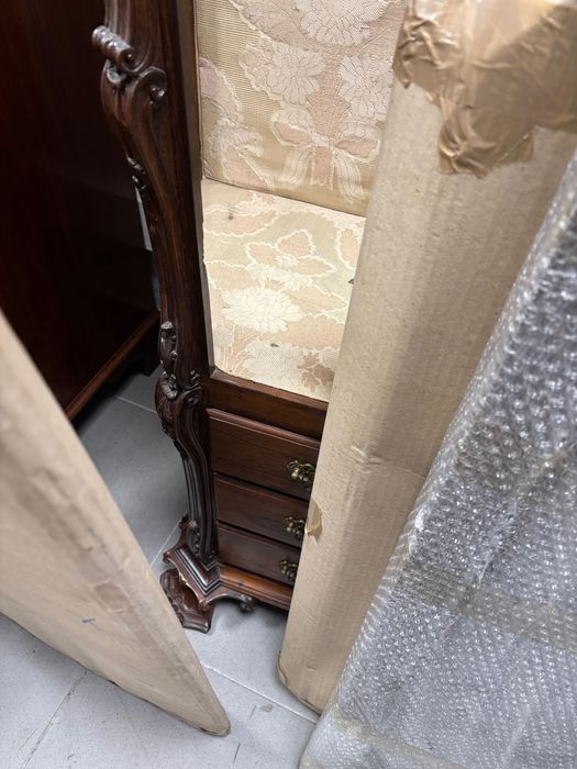 Oratório D. José em pau-santo entalhado