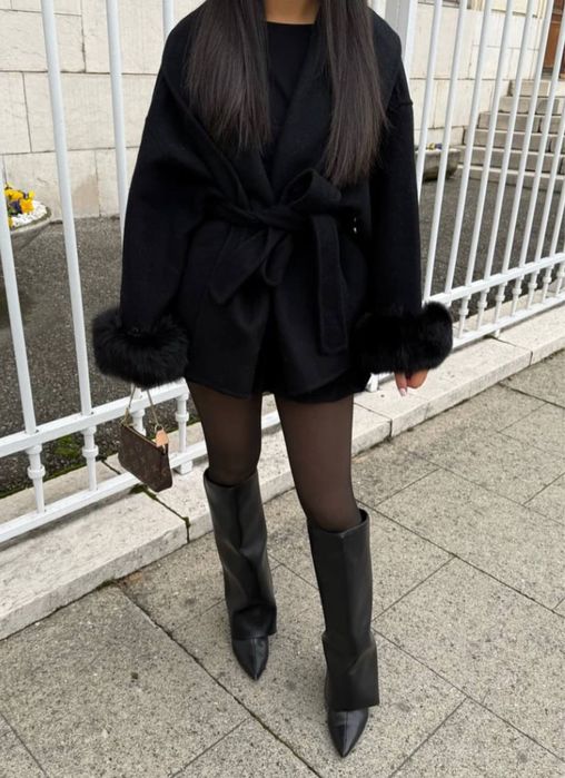 Пальто з хутряними манжетами