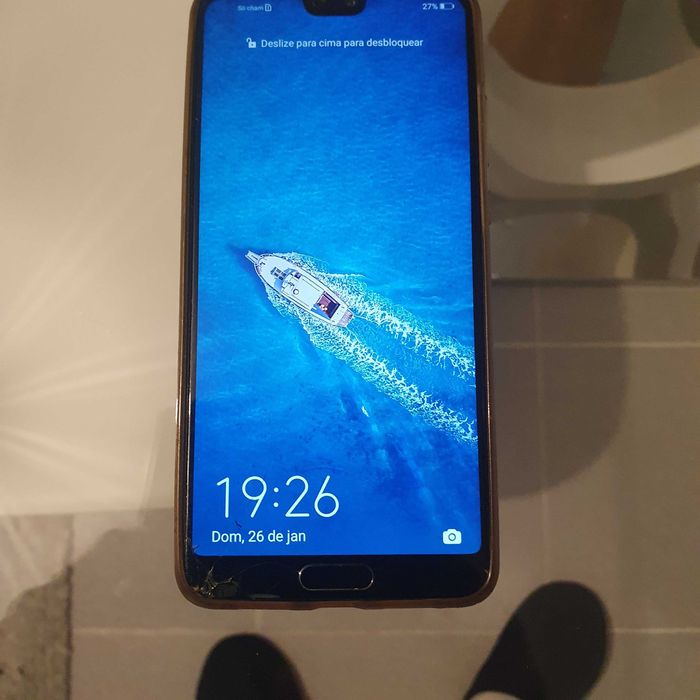 Telefone huawei leica com uma pequena estaladela