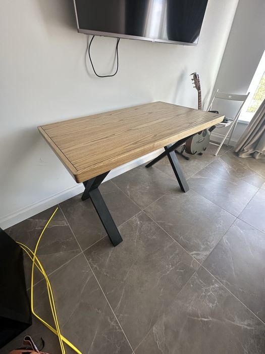 Стіл з ясеня, стійкий