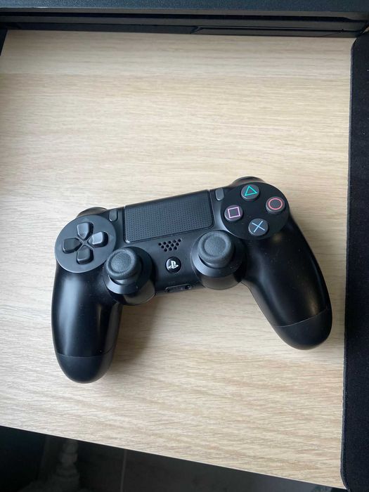 PS4 Pro 1TB + pad + 2 gry — świetny zestaw