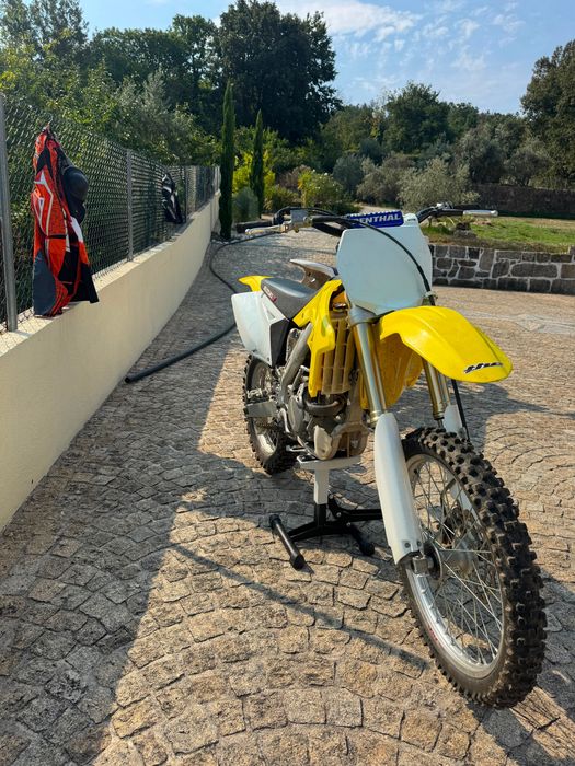 Duas motas de cross suzuki e yamaha
