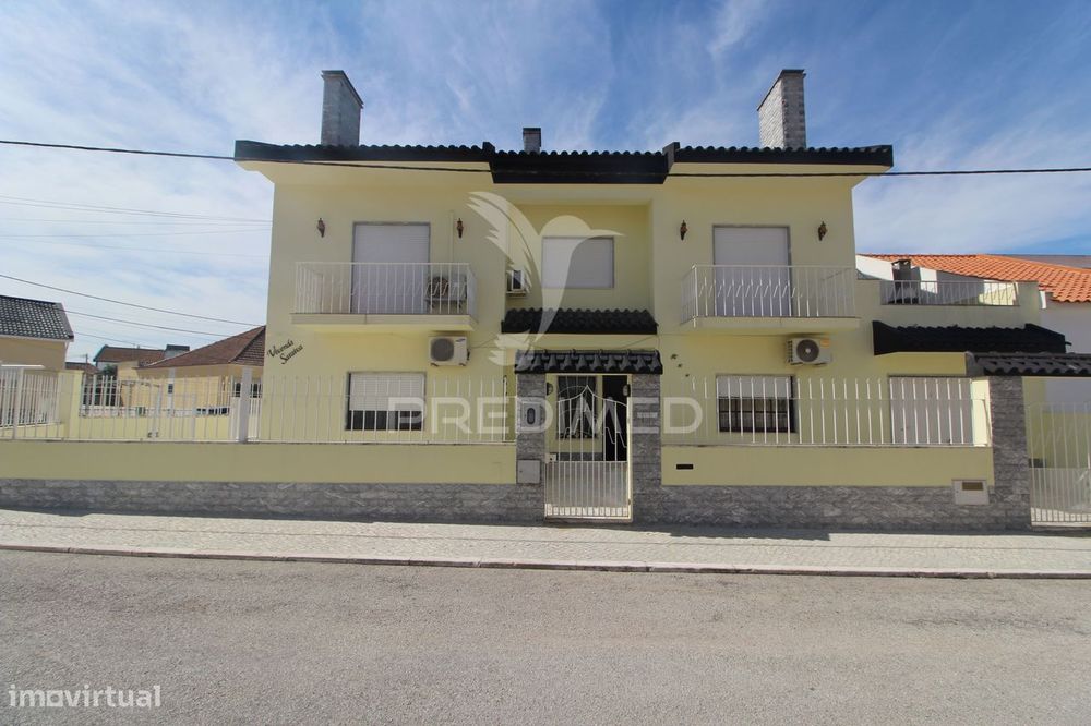 Moradia T3 Bifamiliar com logradouro e garagem .