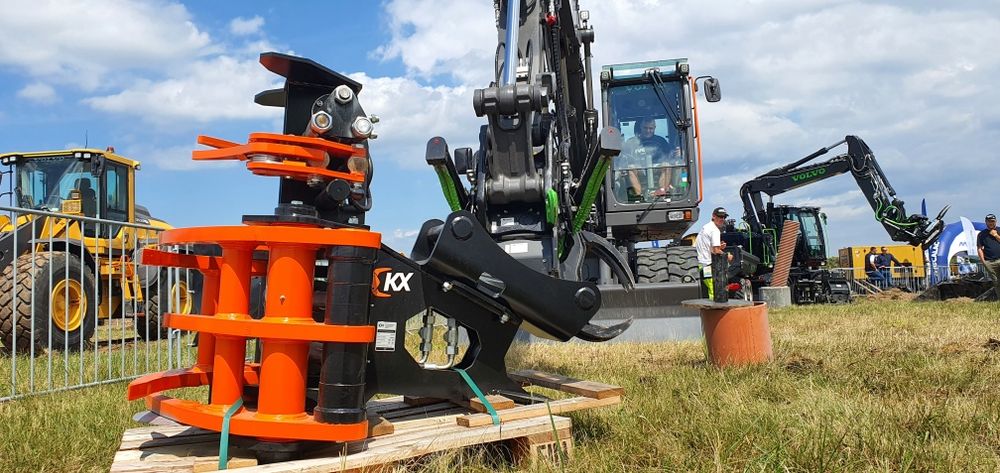 Głowica ścinkowa do drzewa z kolektorem pakietującym do koparki VOLVO