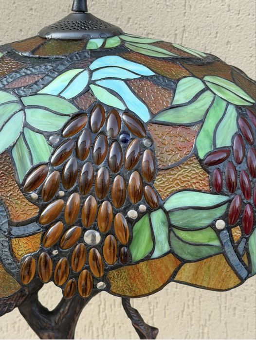 Lampa witrażowa z ptakami i kiśćmi winogron