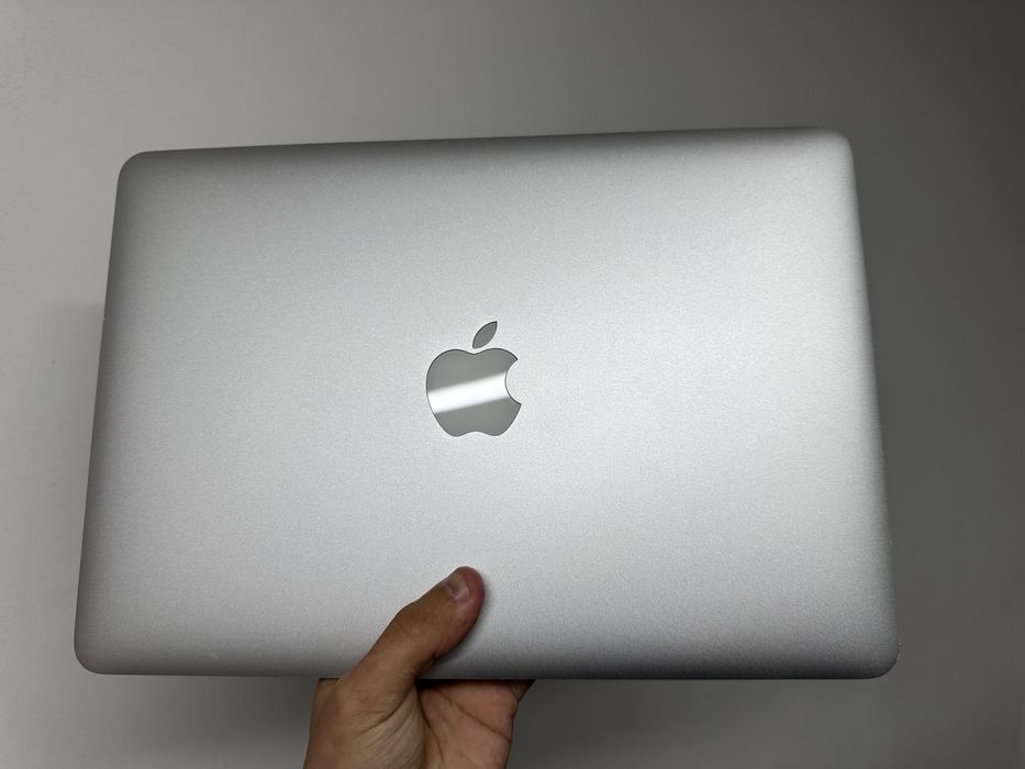 Продам Macbook Pro 13” 2015p I5/8/128