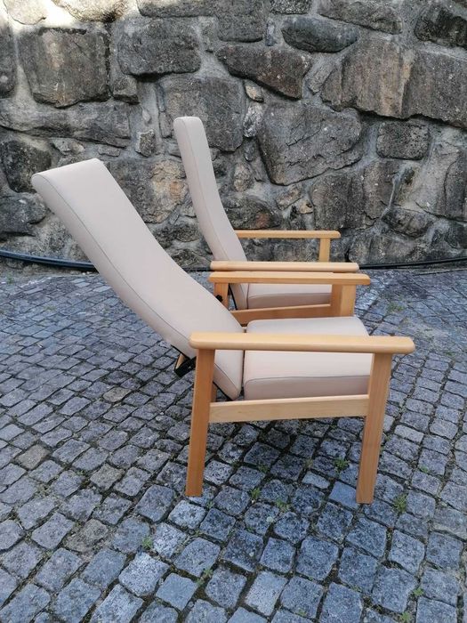 Cadeirão simples costa alta madeira com estofo lavavel