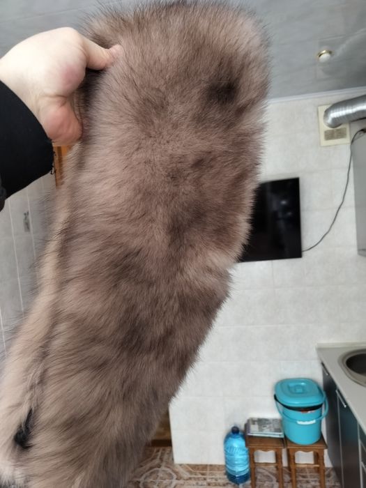 Комір з хутра песця.