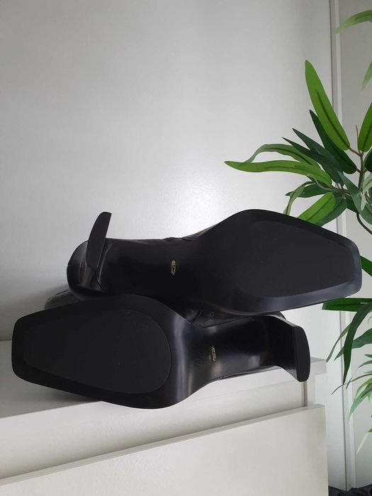 Bota de cano alto, cor preto, marca VIOLETA, tamanho 39, novas.