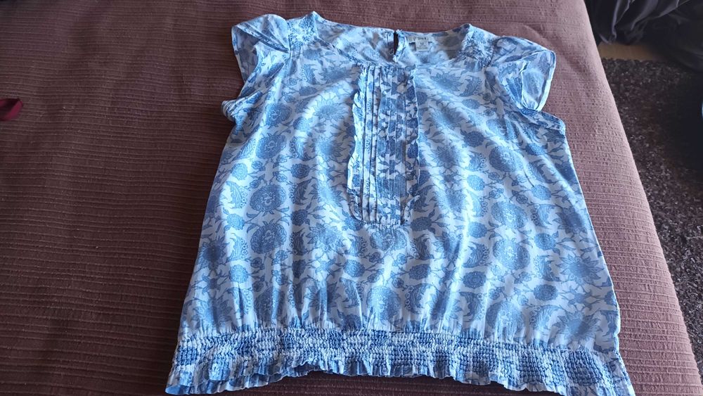 Blusa em branco e azul da sfera