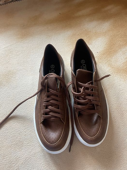 Продам легкі дихающі кросівки