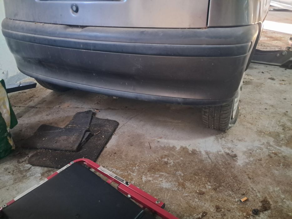 Para-choques, rodas, faróis, caixa velocidades,