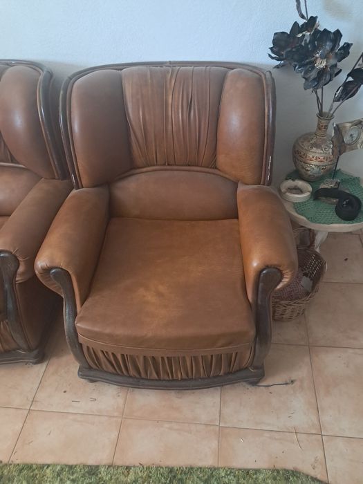 Conjunto sofás  pele com cama