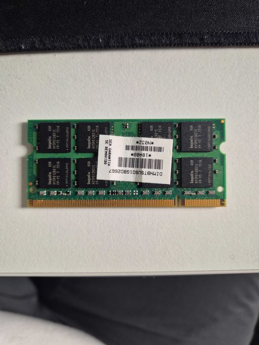 Memória RAM Kingston com 1GB DDR2-667 CL5