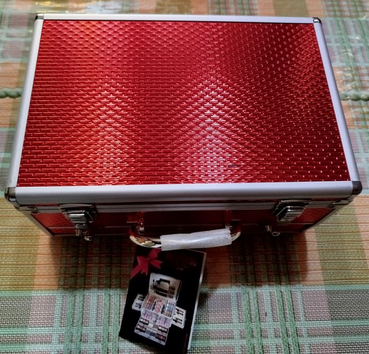 Набір декоративної косметики (валізка) 106 предметів