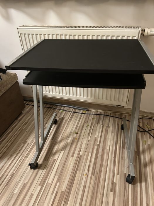 Stolik pod laptopa na kòłkach