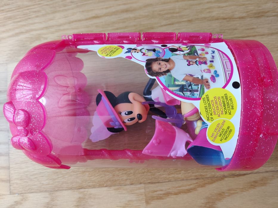 Boneca Minnie articulada com roupa e acessórios (tema viagem)